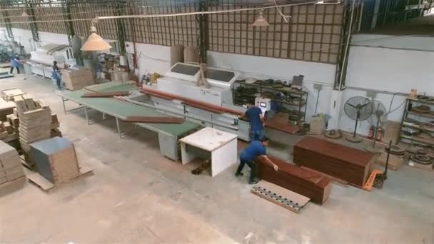 Továrna na nábytek. Velká továrna. Lidé pracují v továrně panoramatický výhled — Stock video