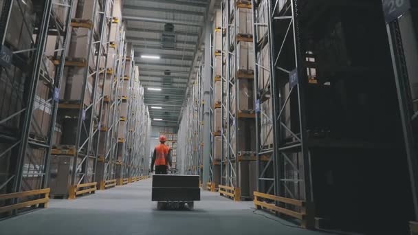 Feierabend in der Fabrik. Das Licht in der Lagerhalle ausschalten — Stockvideo