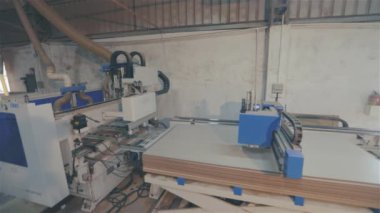Edgebander makinesi. İnsanlar kenar bantlama makinesinde çalışıyor. Fabrikada tek taraflı otomatik bantlı..