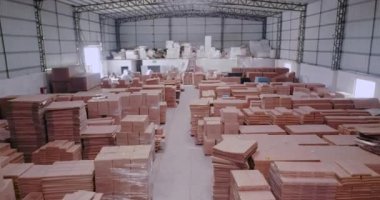 Bitmiş ürünlerle dolu bir depo. Mobilya fabrikasında büyük bir hammadde deposu.