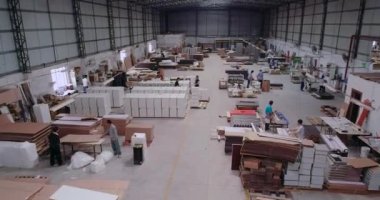 İnsanlar fabrika manzaralı bir yerde çalışıyor. Mobilya fabrikası, insanlar çalışıyor.