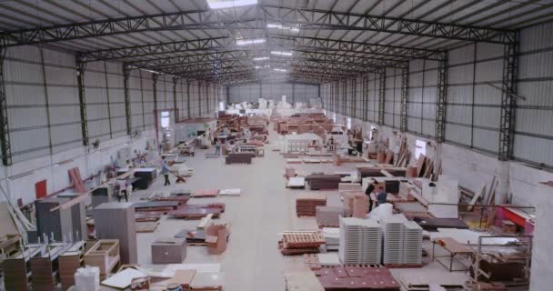 Генеральный план цеховой мебельной фабрики. Люди работают на большой мебельной фабрике, современной мебельной фабрике — стоковое видео