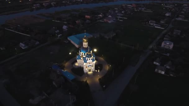 Iglesia ortodoxa desde el aire por la noche. Iglesia iluminada por la noche. Iglesia ortodoxa por la noche — Vídeo de stock