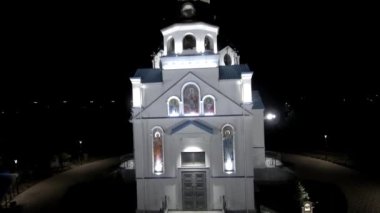 Ortodoks kilisesi geceleri havadan. Kilise geceleri aydınlanıyordu. Geceleri Ortodoks Kilisesi