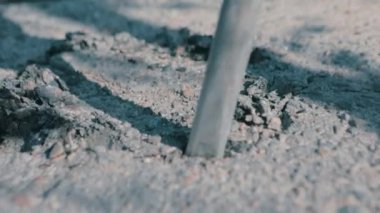 Kaya matkabı yakın. Kaya matkabı asfaltı yok eder. Yol yakın plan çalışır. Kaya matkabıyla asfalt yıkımı