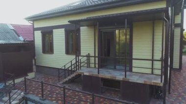 Kahverengi kiremitleri olan küçük bir kulübe. Modern kır evi. Güzel kulübe.