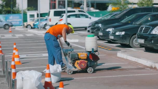 Roboty drogowe. Roboty drogowe z piłą podłogową. Asfalt roboczy z piłą podłogową — Wideo stockowe