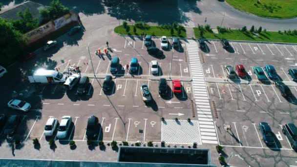 Abrange um parque de estacionamento com carros, estacionamento perto de uma loja vista superior — Vídeo de Stock