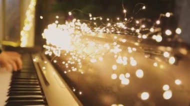 Eller sentezleyiciyi çalsın. Bir kadın, Yeni Yıl arifesinde sentezleyici çalıyor. Sentezleyici çalınıyor