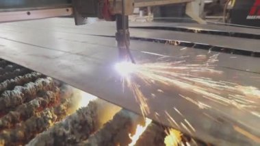 Metal cnc makinesi kesiliyor, otomatik plazma kesimi