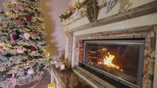 Belo interior de Ano Novo com uma árvore de Natal e uma lareira. Interior de Natal em uma casa moderna. Interior de Natal acolhedor — Vídeo de Stock