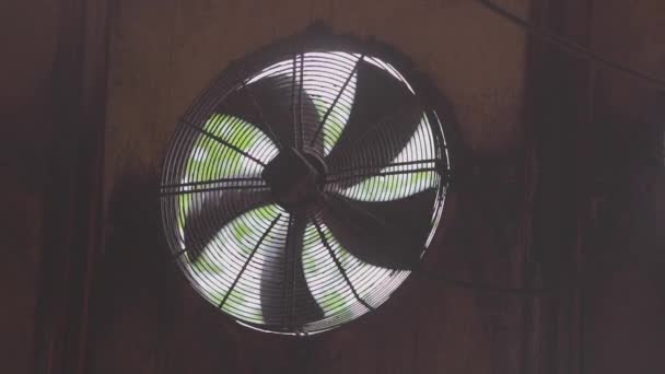 Průmyslové ventilátory. Tovární systém cirkulace vzduchu. Rotace velkých ventilátorů v továrně — Stock video