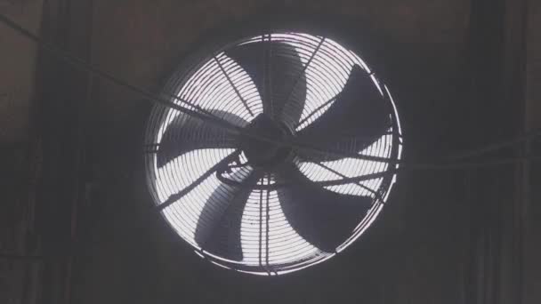 Ventilator industri. Sistem peredaran udara pabrik. Memutar kipas besar di sebuah pabrik — Stok Video