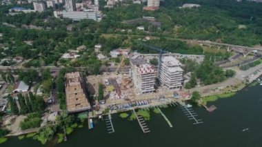 Nehir kenarında bir yerleşim yeri inşa ediliyor. Nehir kıyısında bir apartman inşaatı