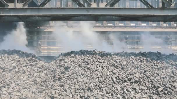 Kouř z horkého koksárenského uhlí. Koksárenská baterie, výroba koksárenského uhlí, koksárenská pec. — Stock video