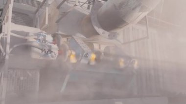 Fabrikada dönüşümlü ekipman. Üretim süreci. Fabrika iş akışı. Bir fabrikadaki büyük mekanizmaların işi.