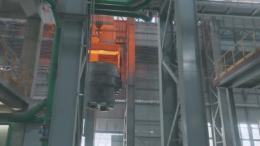 Metalurjik bir fabrikada endüstriyel iç mekan. Sıcak metal kepçe. Ağır çekimde çıkan kıvılcımlar. Endüstriyel iç