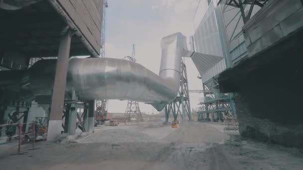 Um tubo grande em uma planta metalúrgica. Exterior de uma empresa industrial. Conduta de ar na fábrica — Vídeo de Stock