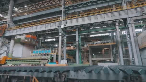 Interior industrial em uma planta metalúrgica. Uma loja de laminação. Dentro da oficina de produção de metal. Uma fábrica de laminação de metal moderna a partir do interior. — Vídeo de Stock