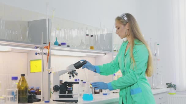 Junge Wissenschaftlerin in einem biologischen Labor. Junge Wissenschaftlerin im Labor — Stockvideo