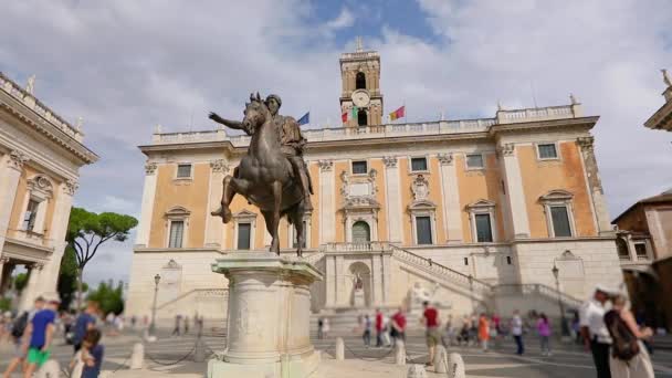 Standbeeld van Marcus Aurelius voor het Senatoriaal Paleis Rome, Italië — Stockvideo