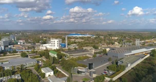 Μεγάλη βιομηχανική ζώνη με κεραία φυτά άποψη. Πολλά εργοστάσια από τον αέρα. Span πάνω από μια βιομηχανική περιοχή με σύγχρονα εργοστάσια — Αρχείο Βίντεο