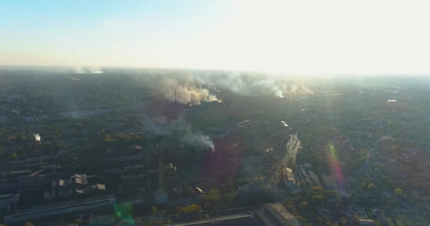 Niebezpieczne emisje z komina w zakładzie. Dym z dużej fabryki. Lot nad dużą hutą. Duży widok z góry rośliny. — Wideo stockowe