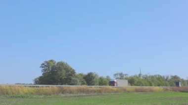 Araba iyi havada otoyolda. Arabalar otoyolda gider.