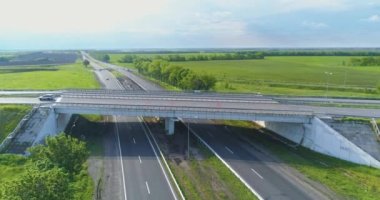Otobanda bir taşıt kavşağı. Arabaları olan büyük bir yol, güzel havalarda manzaralı. Arabalar şehrin dışındaki otoyol boyunca gider.