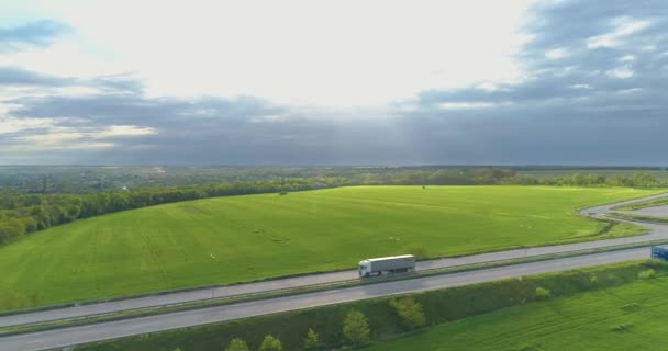 Bilar kör längs vägen ovanifrån. Modern utsikt över motorvägen. Bilar kör längs en modern motorväg. — Stockvideo