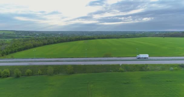 Samochody jadące wzdłuż drogi widok z góry. Nowoczesny widok na autostradę. Samochody jadą nowoczesną autostradą.. — Wideo stockowe