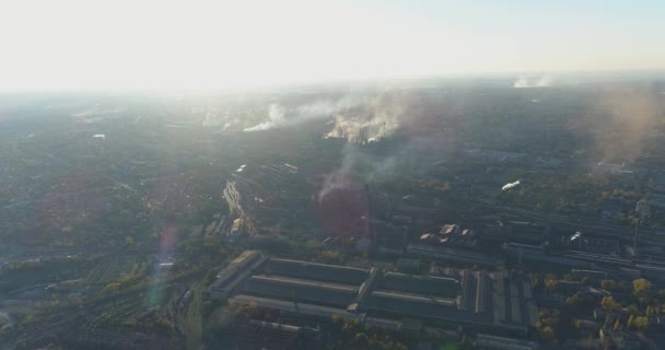 Kohászati üzem napkeltekor felülnézetből. Ipari zóna légi rálátás. Füst a gyár kéményéből naplemente előtt — Stock videók