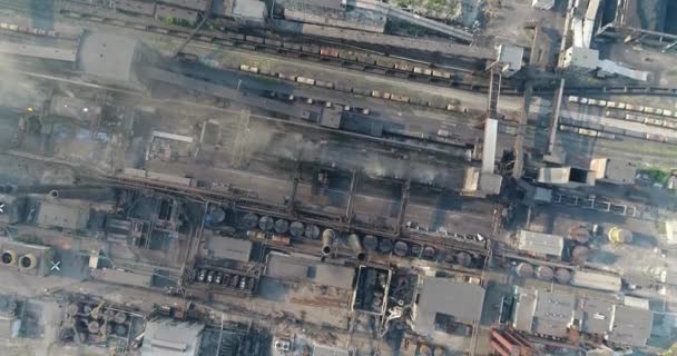 Βιομηχανική περιοχή κορυφή άποψη, άποψη του βιομηχανικού αντικειμένου, αυλή εργοστάσιο, αεροφωτογραφία, καπνού και φωτιάς, περιβαλλοντική ρύπανση, ρύπανση του περιβάλλοντος, οικολογική καταστροφή, πανοραμική θέα, 4k — Αρχείο Βίντεο