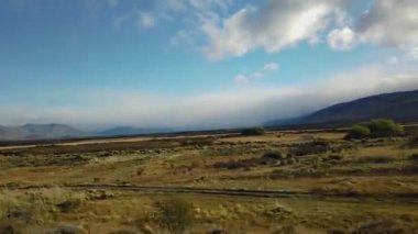 Arabanın penceresinden Şili tarlalarının görüntüsü. Araba camlı patagonya 'nın güzel doğası