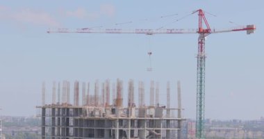 İnşaat alanı. İşçiler çok katlı bir bina inşa ediyorlar. Bir ev inşa etmek