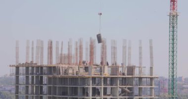 İnşaat alanındaki bir vinç zaman diliminde. İnşaat vinci inşaat alanında. Çok katlı bir konut inşaatı.