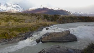 Patagonya 'da şelale, Şili' de şelale, Patagonya 'da şelale, arka planda dağlar..