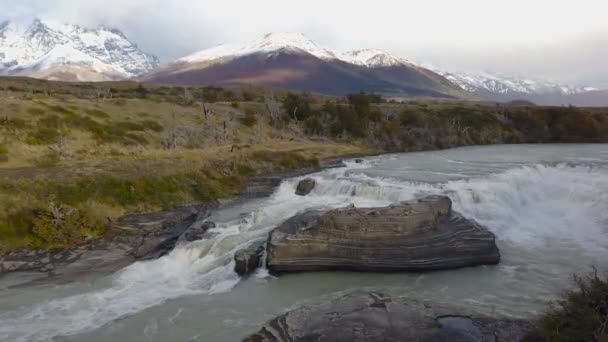 Waterval in patagonië, waterval in het chile reservaat, waterval in patagonië, bergen op de achtergrond. — Stockvideo