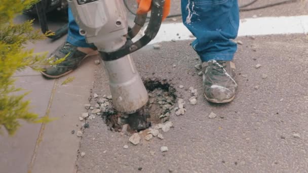 Jackhammer zblízka. Jackhammer zblízka. Jackhammer zničí asfalt. Jackhammer zničí asfalt. — Stock video