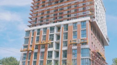 Konut inşaatı. Binanın inşaatı. Binanın dış tarafında çalış..