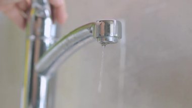 Vinç yakın plan çekiliyor. Musluktan su damlıyor. Musluktan musluk suyu damlıyor. Muslukta su içmek. Mutfağa yakın çekim musluğu. Karıştırıcı yakın plan.