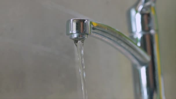 El agua del grifo fluye desde el grifo. Agua potable en el grifo. Grifo en la cocina de cerca. Primer plano del mezclador — Vídeo de stock