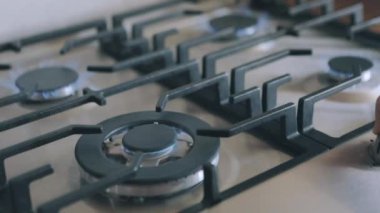 Gaz ocağında yemek pişirmek. Gaz ocağını açıyorum. Gaz sobasını açıyorum..