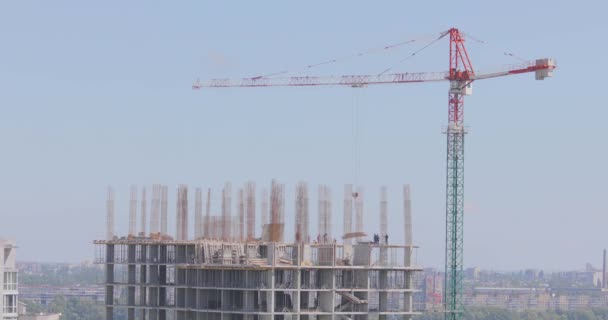 Bau eines mehrstöckigen Wohnhauses. Turmdrehkran auf einer Baustelle. Baukran auf einer Baustelle — Stockvideo