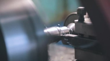 Metal torna, yavaş çekim. Torna, metal işleme,