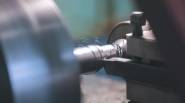 Metal torna, yavaş çekim. Torna, metal işleme,
