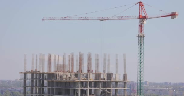 Bau eines mehrstöckigen Wohnhauses. Turmdrehkran auf einer Baustelle. Baukran auf einer Baustelle — Stockvideo