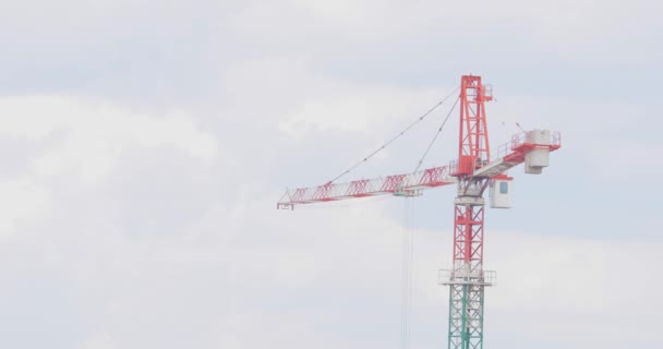 Grue à tour sur un chantier de construction. Grue de chantier. Construction d'un immeuble résidentiel à plusieurs étages. — Video