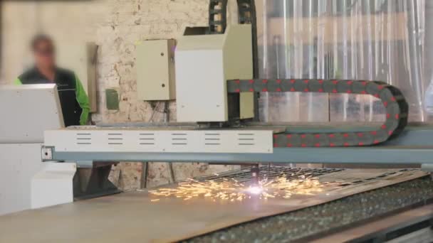 Het snijden van metalen gaten op een CNC-machine. Werk gas snijden. Gassnijden in een fabriek. — Stockvideo