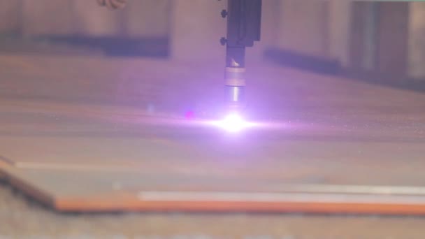 Skär metallämnen på en CNC-maskin. Arbeta med gasskärning. Gasskärning i fabrik. — Stockvideo